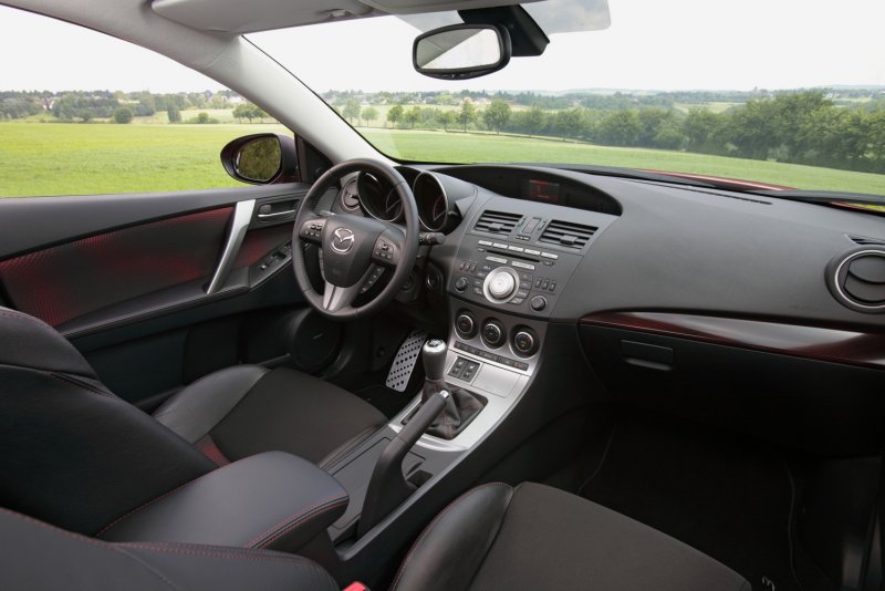 Мазда 3 хэтчбек салон