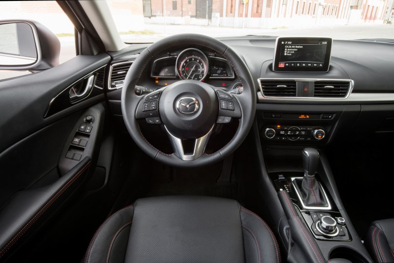 Мазда 3 2016 года салон