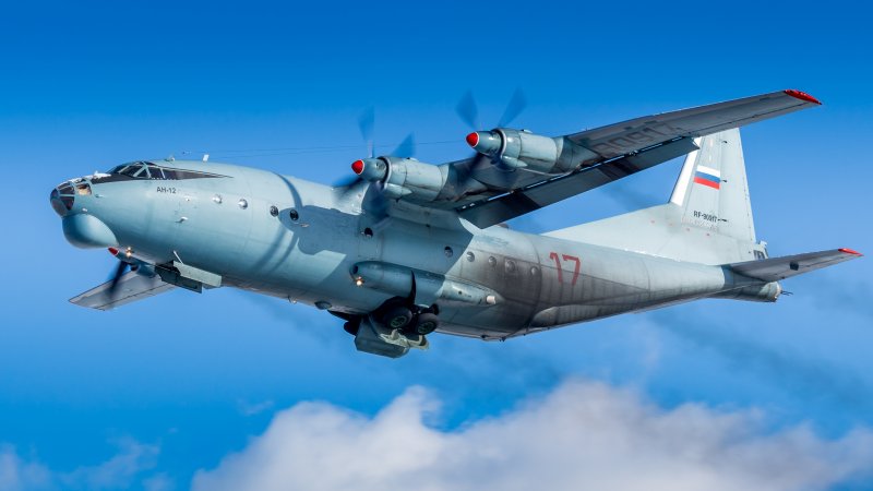 АН-12 транспортный самолёт