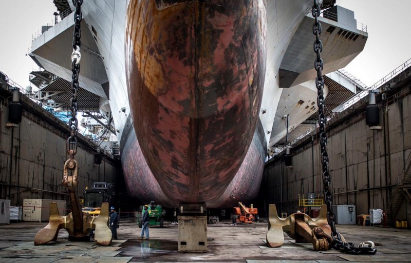 USS George h. w. Bush CVN-77 В доке