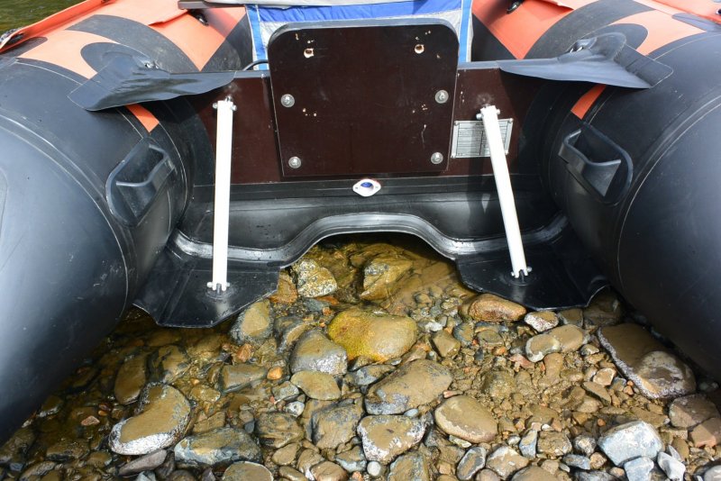 Мотор 9.9 на транце лодки НДНД