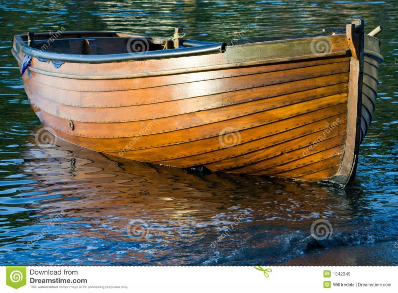 Деревянная лодка с боку