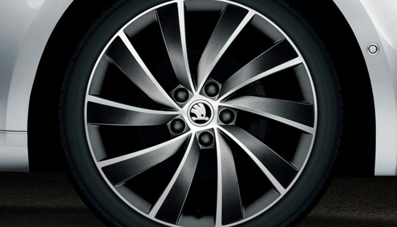 Skoda Octavia белая а7 диски р19