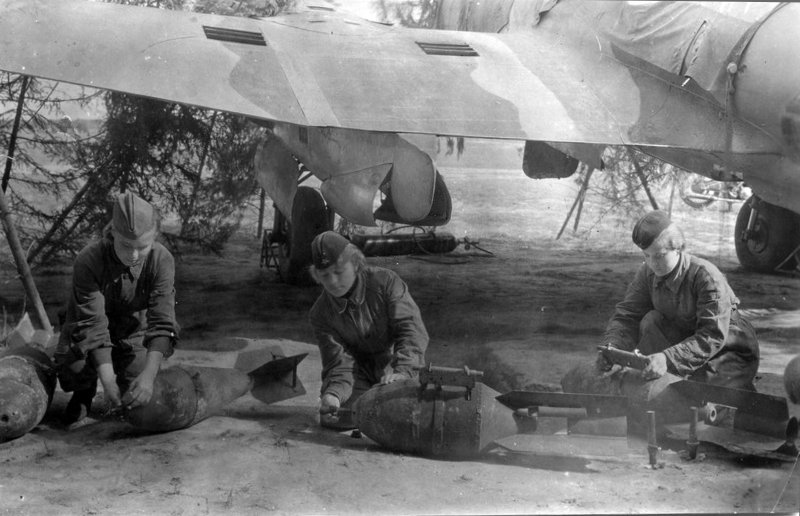 Пикирующий бомбардировщик пе-2