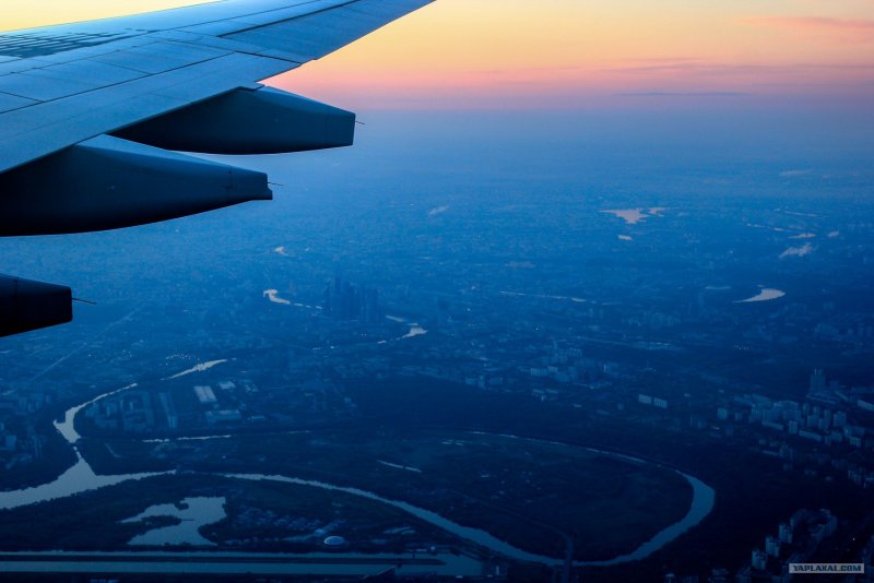 Вид из иллюминатора самолета