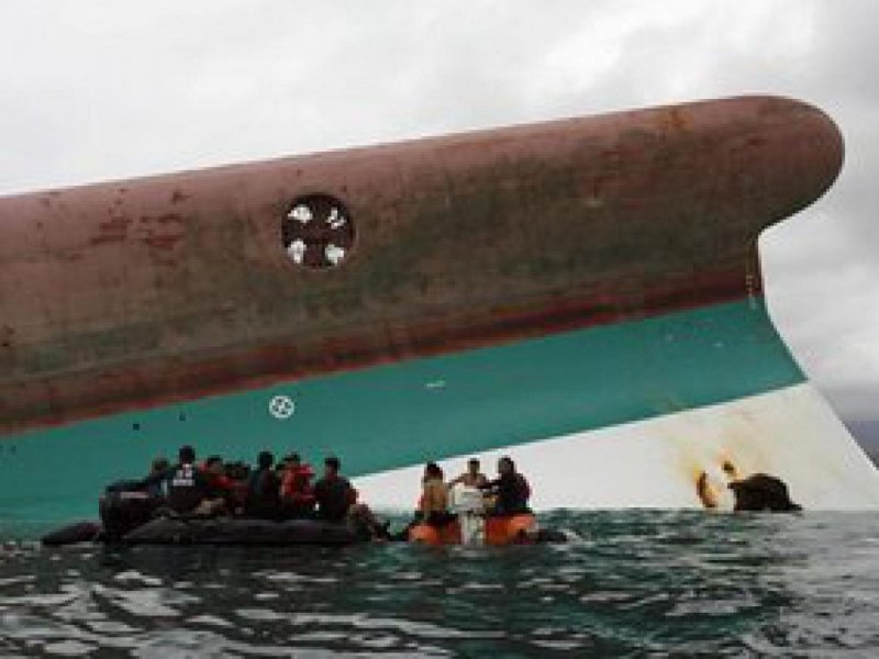 Корабль перевернулся