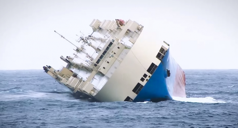 Корабль перевернулся