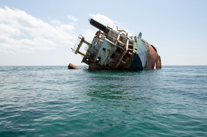 Айсберг переворачивается