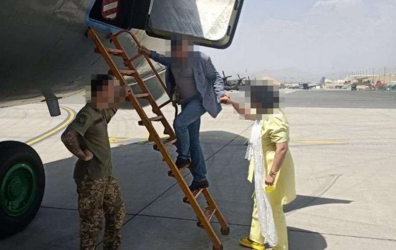 Афганистан самолет люди