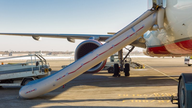 Боинг 777 аварийный трап