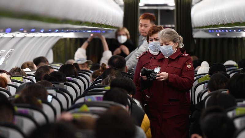 Пассажиры самолета в масках