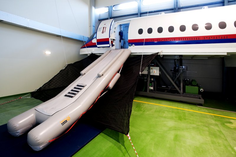 Аварийный надувной трап Боинг 747