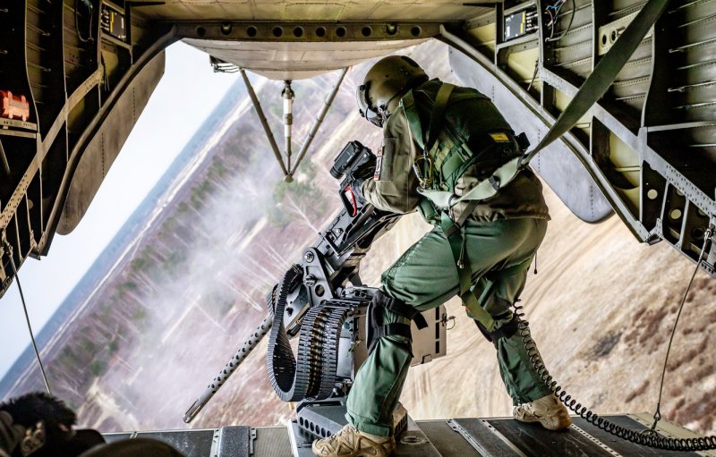 Солдаты в вертолете