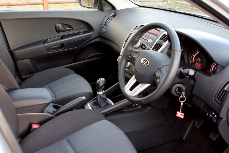 Кия СИД 2011 хэтчбек салон