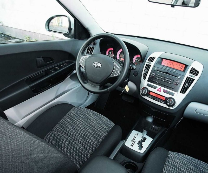 Киа СИД 2010 хэтчбек салон