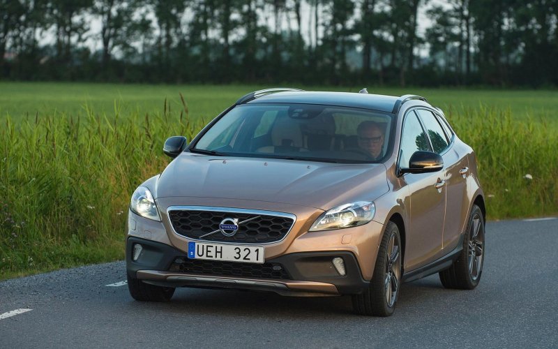 Volvo v40 Cross Country красная