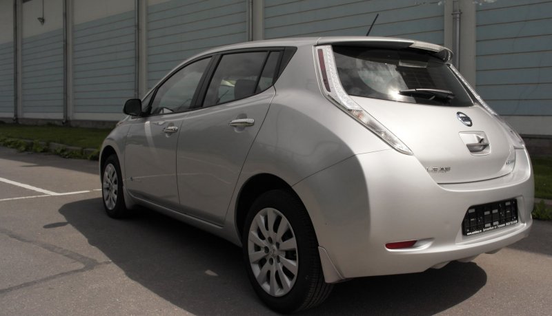 Nissan Leaf электромобиль
