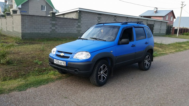 Нива Шевроле Бертоне синяя