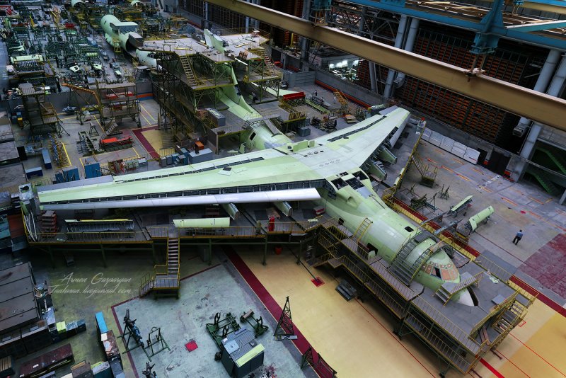 Самолет SSJ-100 на заводе