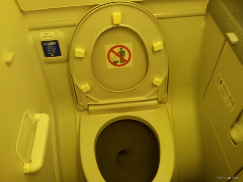 Туалет в самолете победа