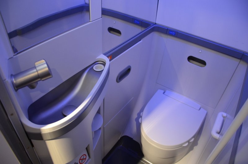 Туалет в Боинге 737-800