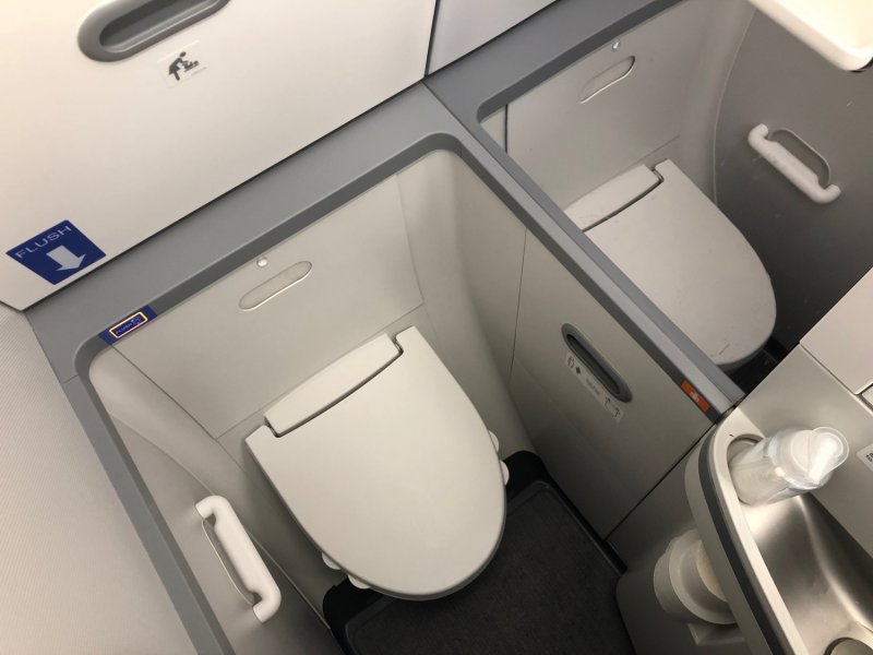 Boeing 737-800 Lavatory