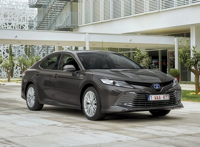 Тойота Камри гибрид 2019