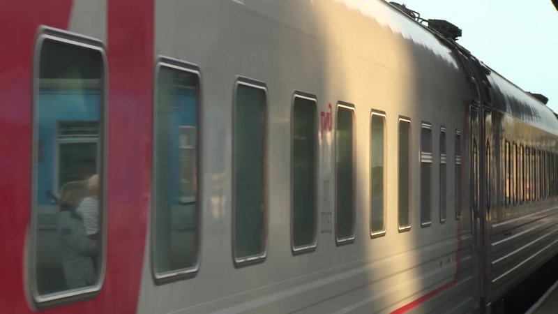 Фото электрички Кириши вечером