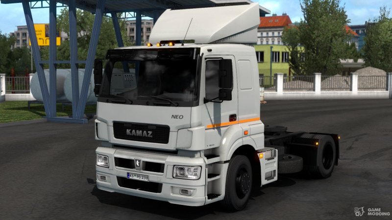 КАМАЗ 5490 красного цвета