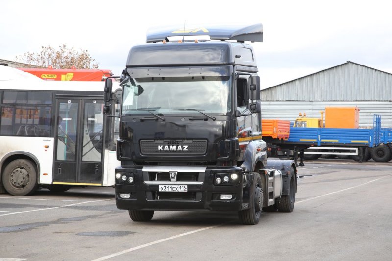 КАМАЗ 5490 черный