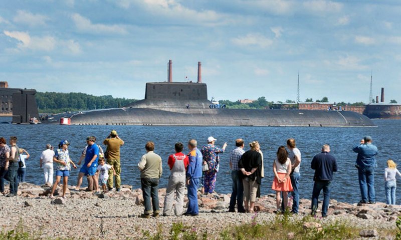 Подлодка Дмитрий Донской на пляже