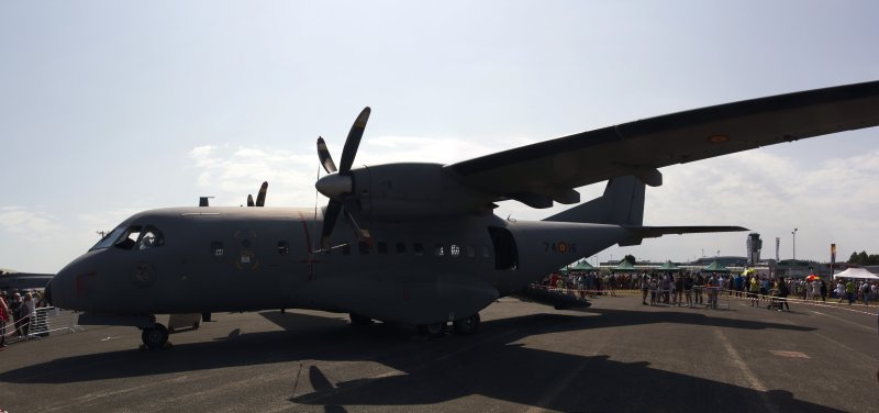 Самолет с-235