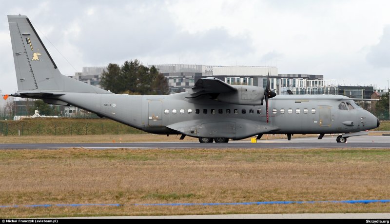 Самолет с-235