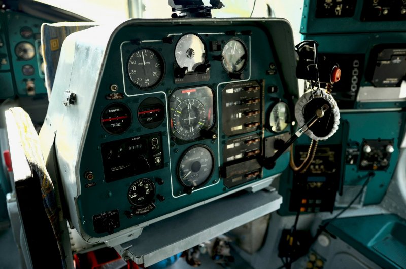 Приборная панель вертолета ми-8