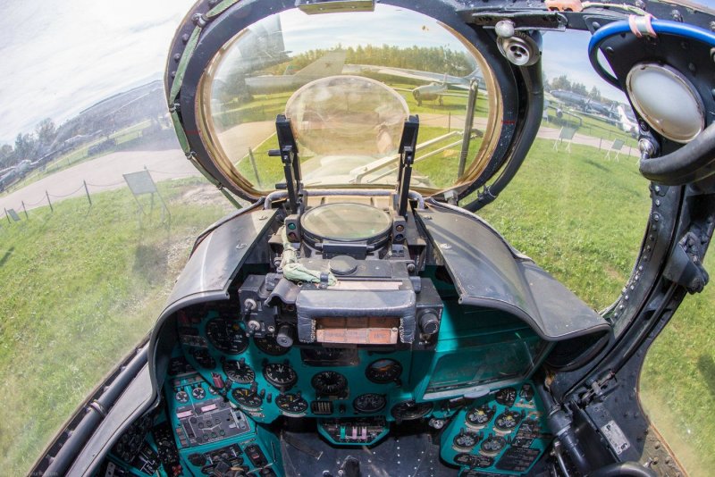 Приборная панель вертолета ми-24