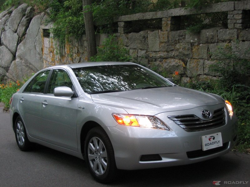 Красная Toyota Camry 2014
