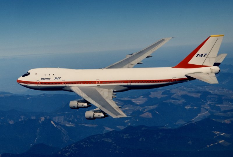Авиалайнер Боинг 747