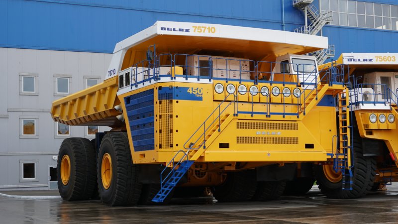 БЕЛАЗ-75710 И КАМАЗ