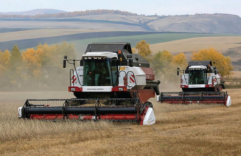 Комбайн в поле