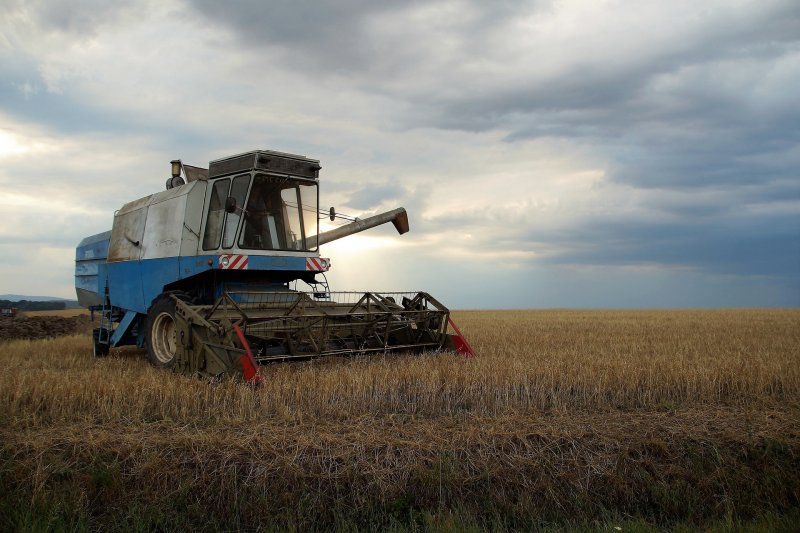 Комбайнер в поле