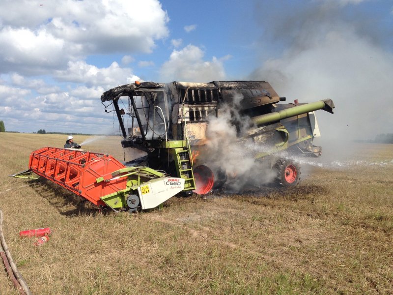 Разбитый комбайн Ростсельмаш