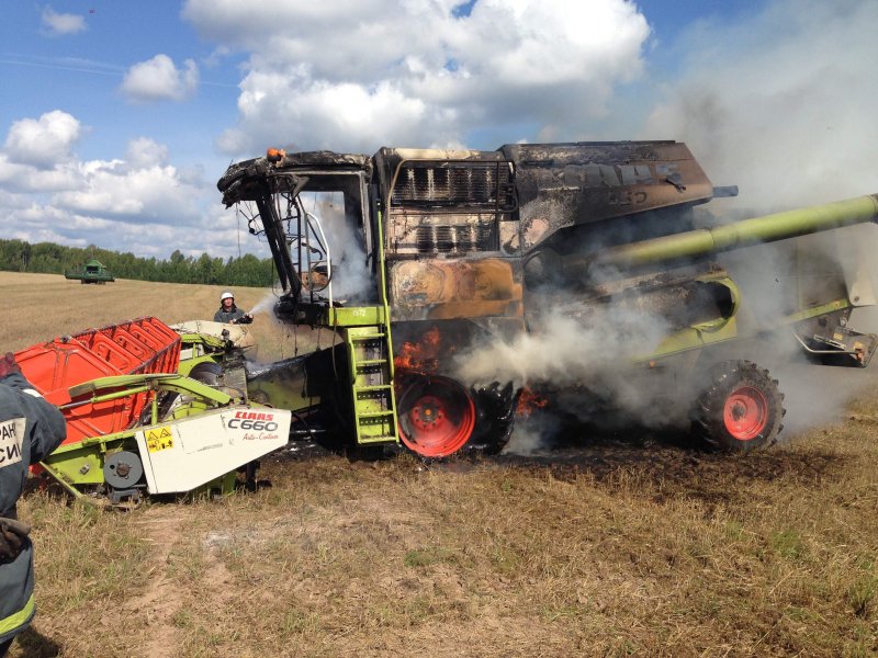 Комбайн перевернулся