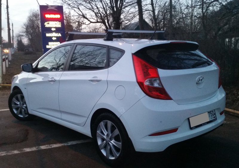 Hyundai Solaris 2012 хэтчбек с боку