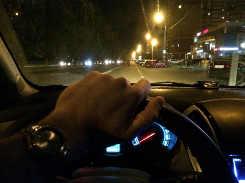 Парень за рулем ночью