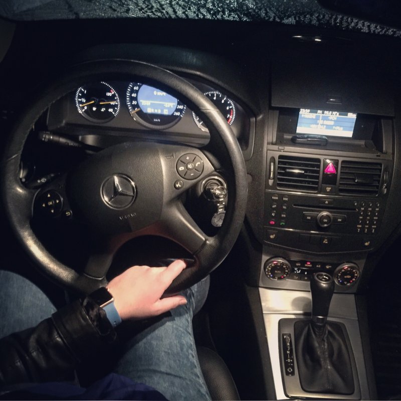 Девушка в салоне авто ночью