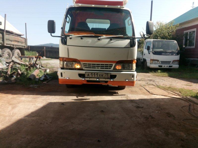 Бампер Isuzu Elf