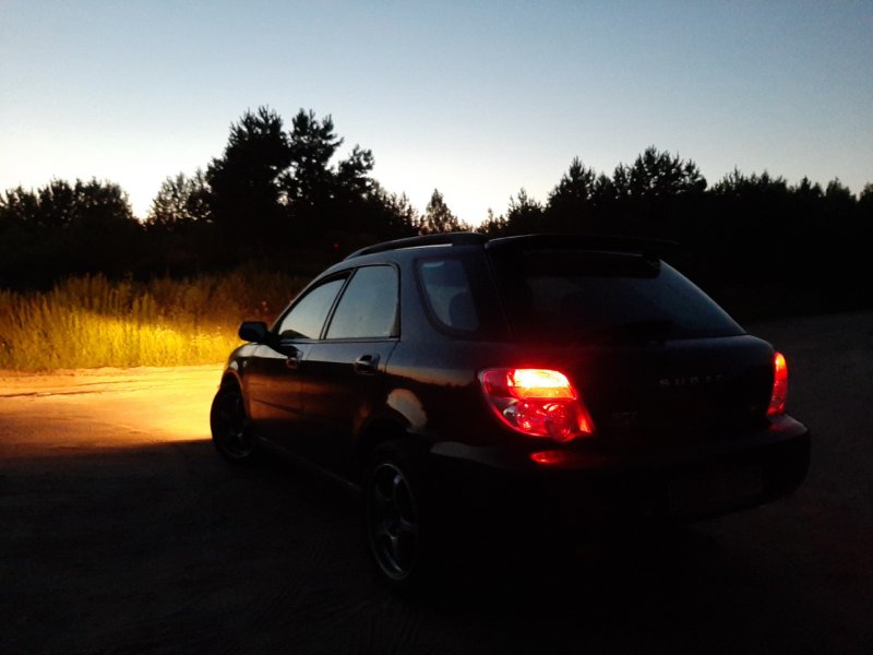 Subaru Impreza 2004 сзади ночь