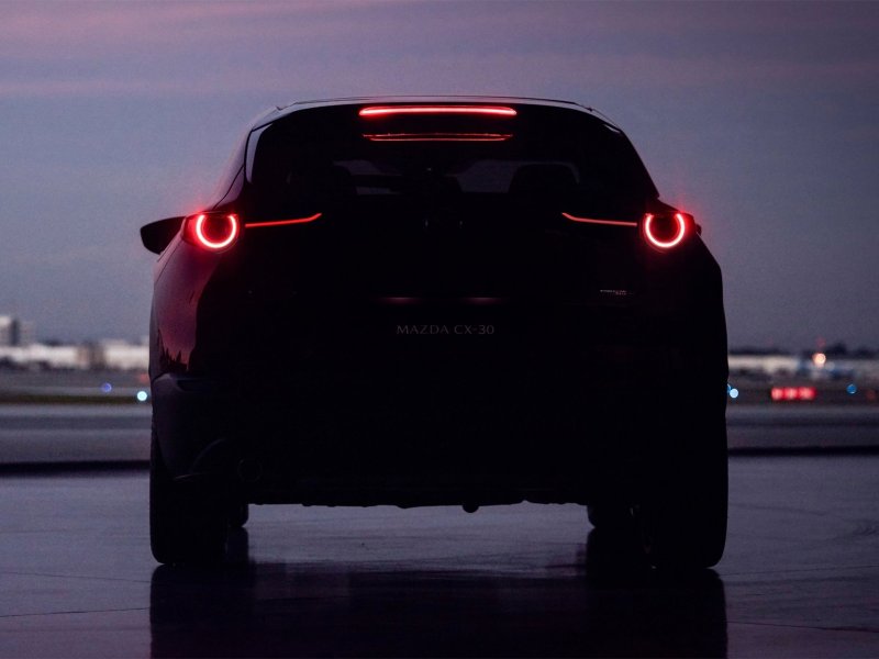 Mazda CX-30 сзади