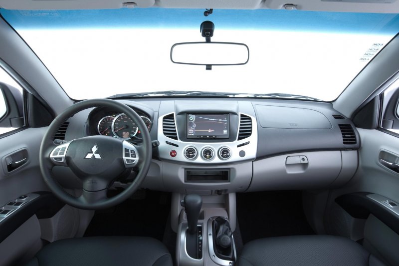 Mitsubishi l200 салон