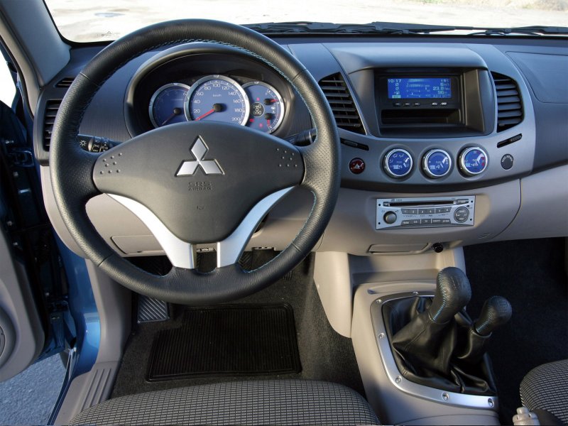 Mitsubishi l200 салон